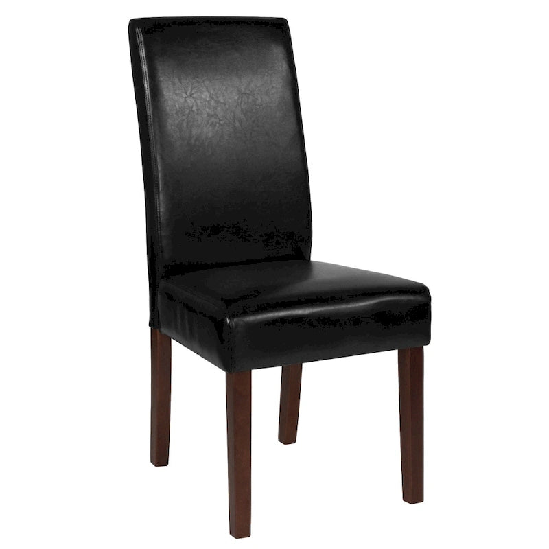 Sillón tapizado tipo Parsons con detalle de panel lateral