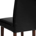 Sillón tapizado tipo Parsons con detalle de panel lateral