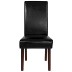Sillón tapizado tipo Parsons con detalle de panel lateral