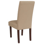 Sillón tapizado tipo Parsons con detalle de panel lateral