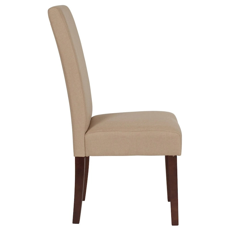 Sillón tapizado tipo Parsons con detalle de panel lateral