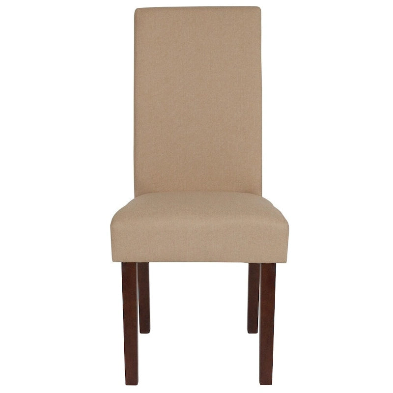 Sillón tapizado tipo Parsons con detalle de panel lateral