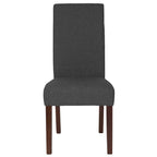 Sillón tapizado tipo Parsons con detalle de panel lateral