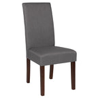Sillón tapizado tipo Parsons con detalle de panel lateral