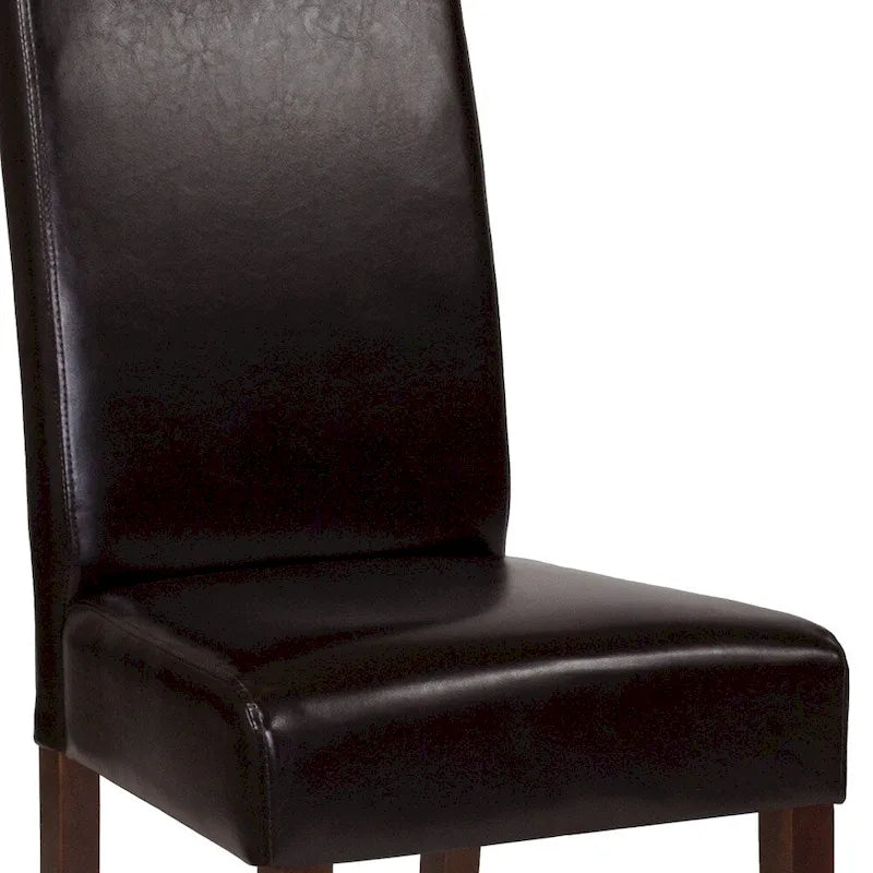 Sillón tapizado tipo Parsons con detalle de panel lateral