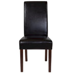 Sillón tapizado tipo Parsons con detalle de panel lateral
