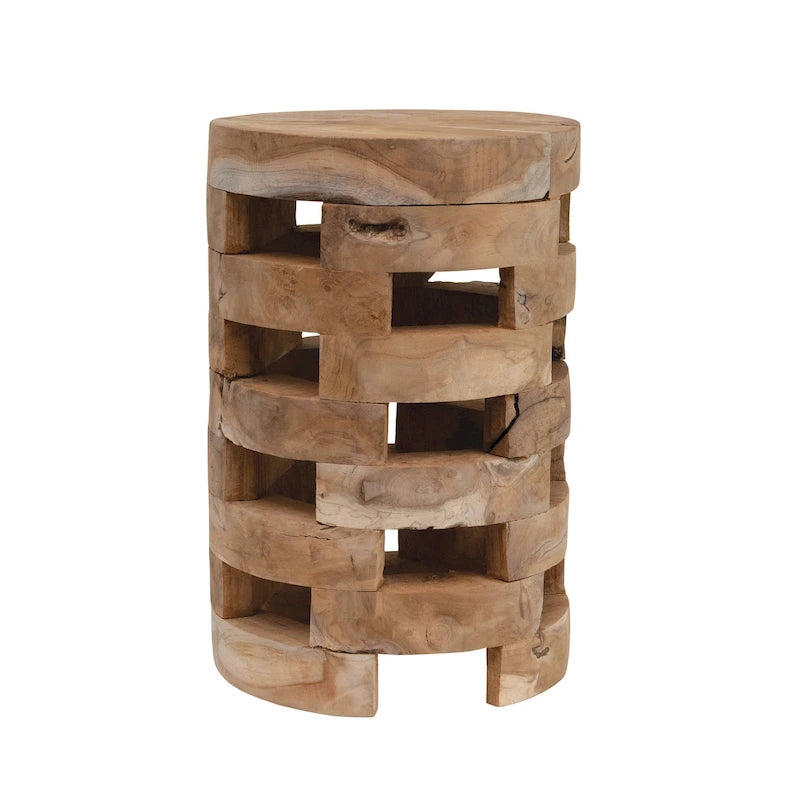 Taburete de madera con superficie texturizada