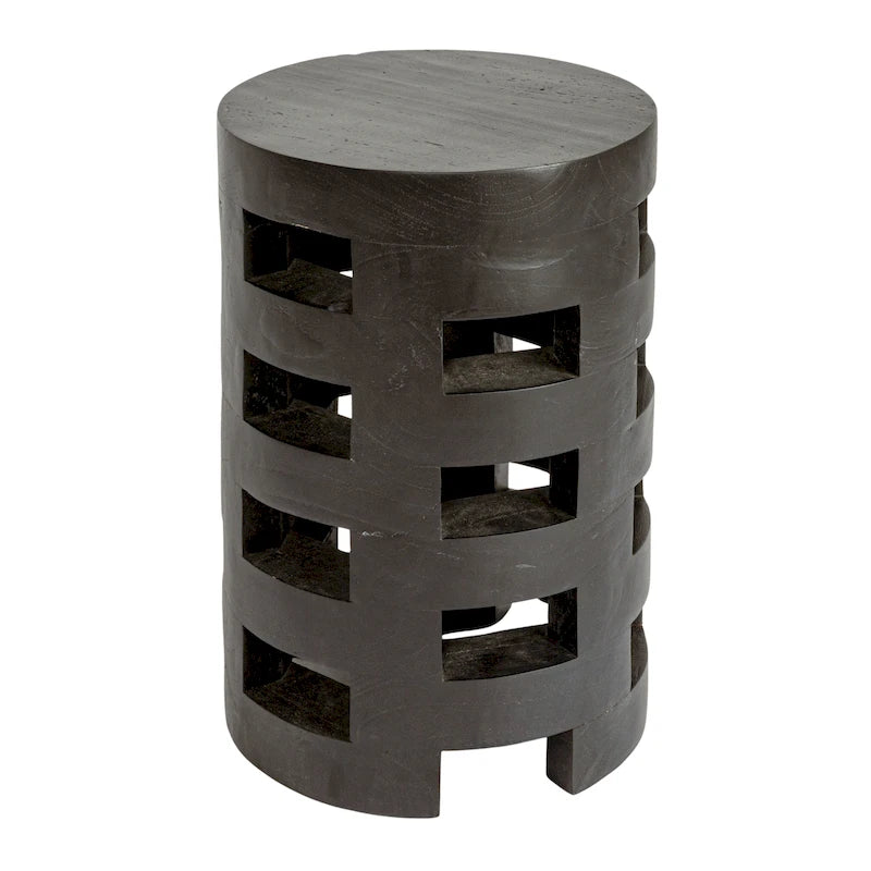Taburete de madera con superficie texturizada