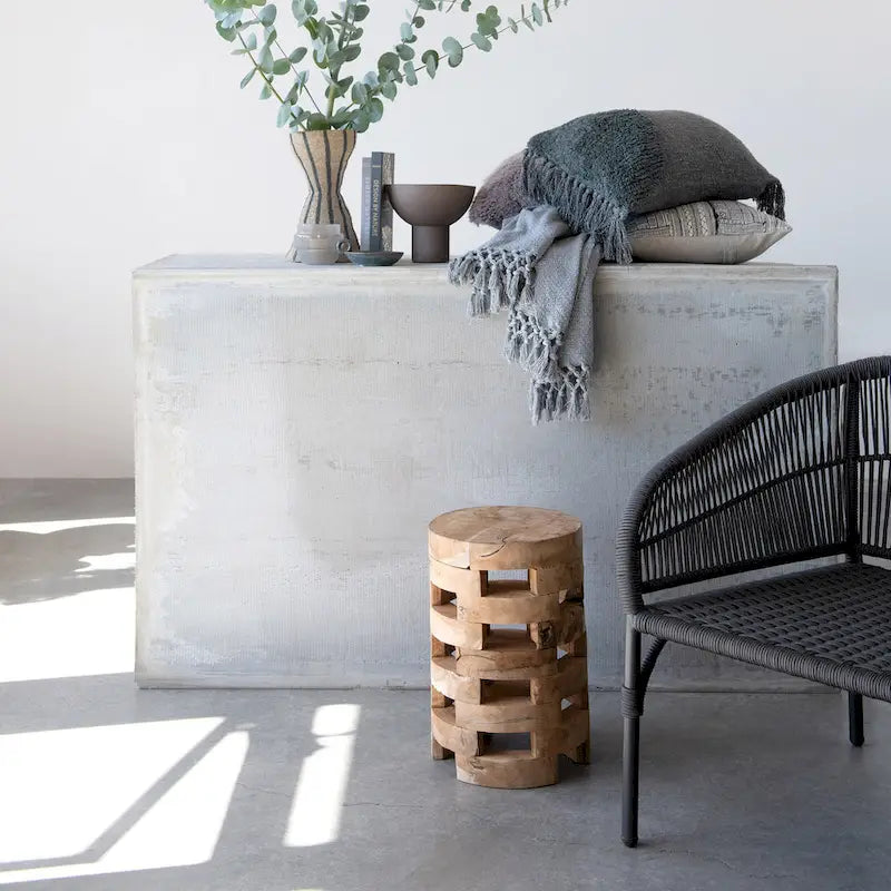 Taburete de madera con superficie texturizada