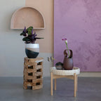 Taburete de madera con superficie texturizada