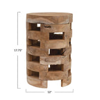 Taburete de madera con superficie texturizada