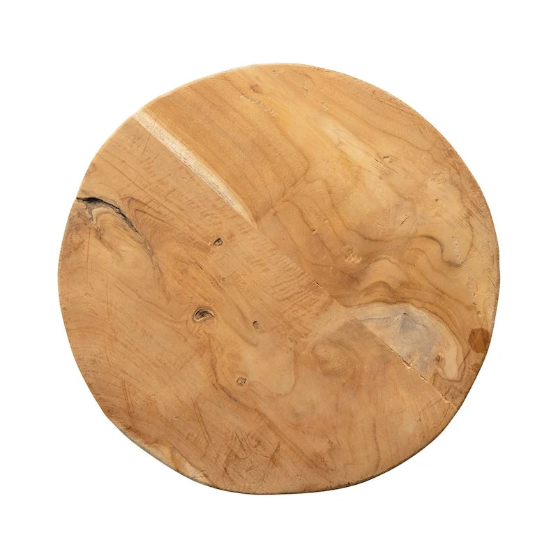 Taburete de madera con superficie texturizada