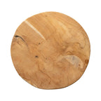 Taburete de madera con superficie texturizada