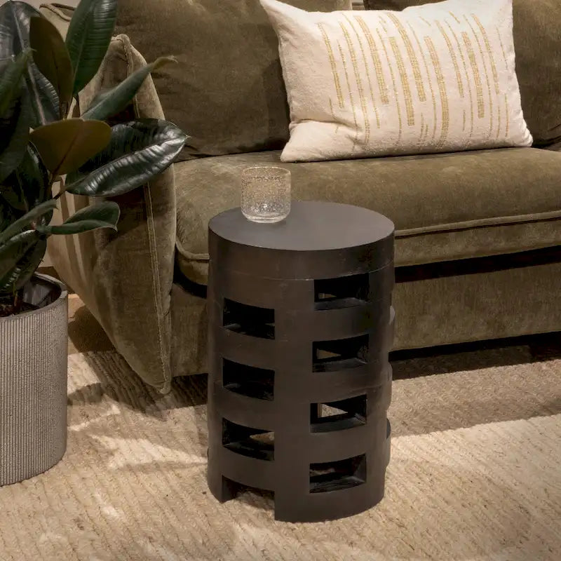 Taburete de madera con superficie texturizada