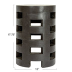 Taburete de madera con superficie texturizada