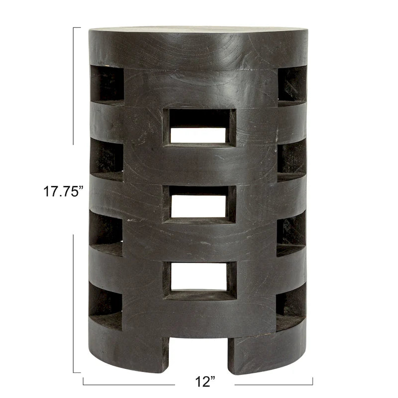 Taburete de madera con superficie texturizada