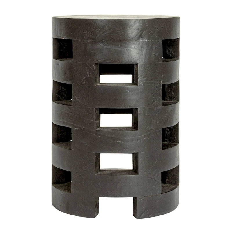 Taburete de madera con superficie texturizada