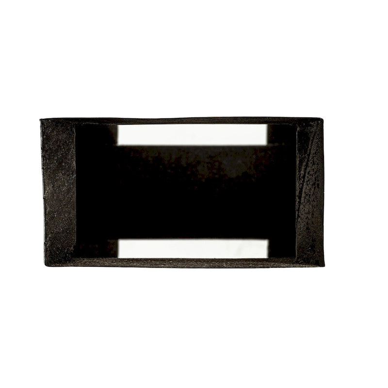 Taburete de madera con superficie texturizada